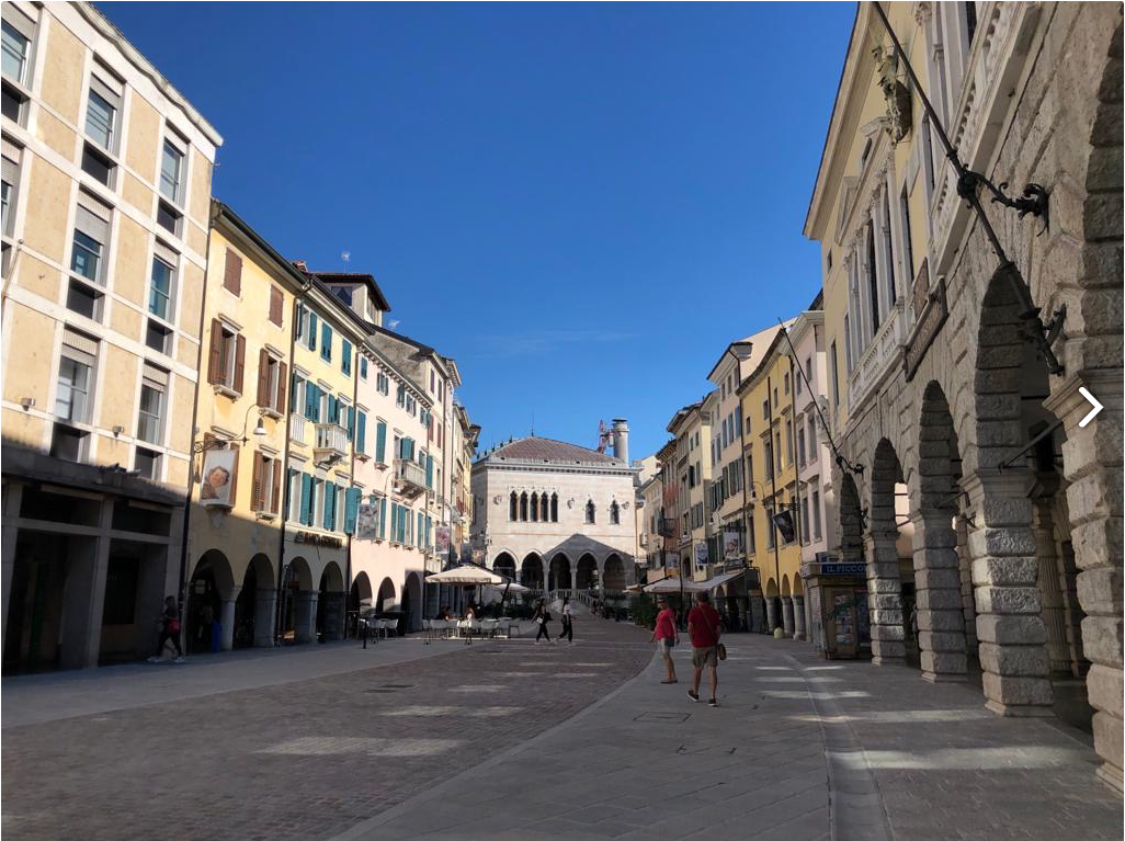 Immagine di Negozio vetrinato in centro storico