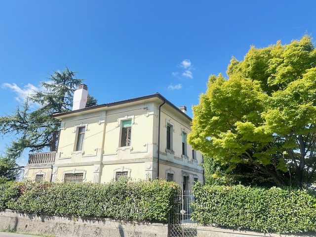 Immagine di Splendida villa liberty immersa nel verde